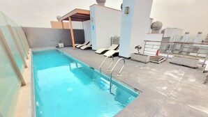 Indoor/outdoor pool - Departamento con vista al mar (Lima)
