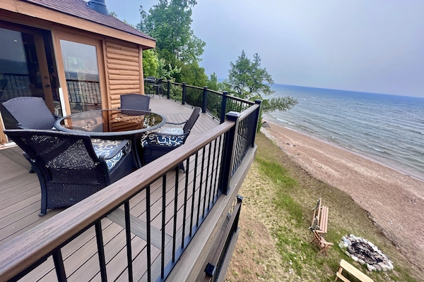 Brand new deck overlooking Lake Michigan!