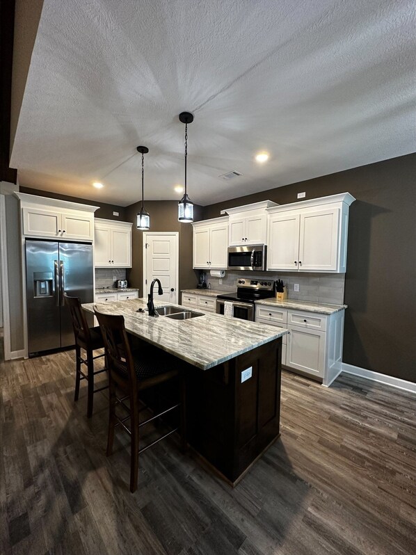 Fridge, microwave, oven, stovetop - No Stress - On Round Mountain (Conway)