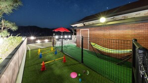 An outdoor play area with artificial turf, a climbing structure, and a hammock. - Gapyeong Oneul-yeogipension (Gapyeong)