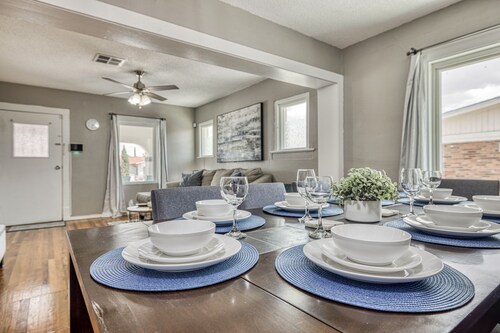 3 bedroom House/King beds/Front Porch/Up to 8 guests