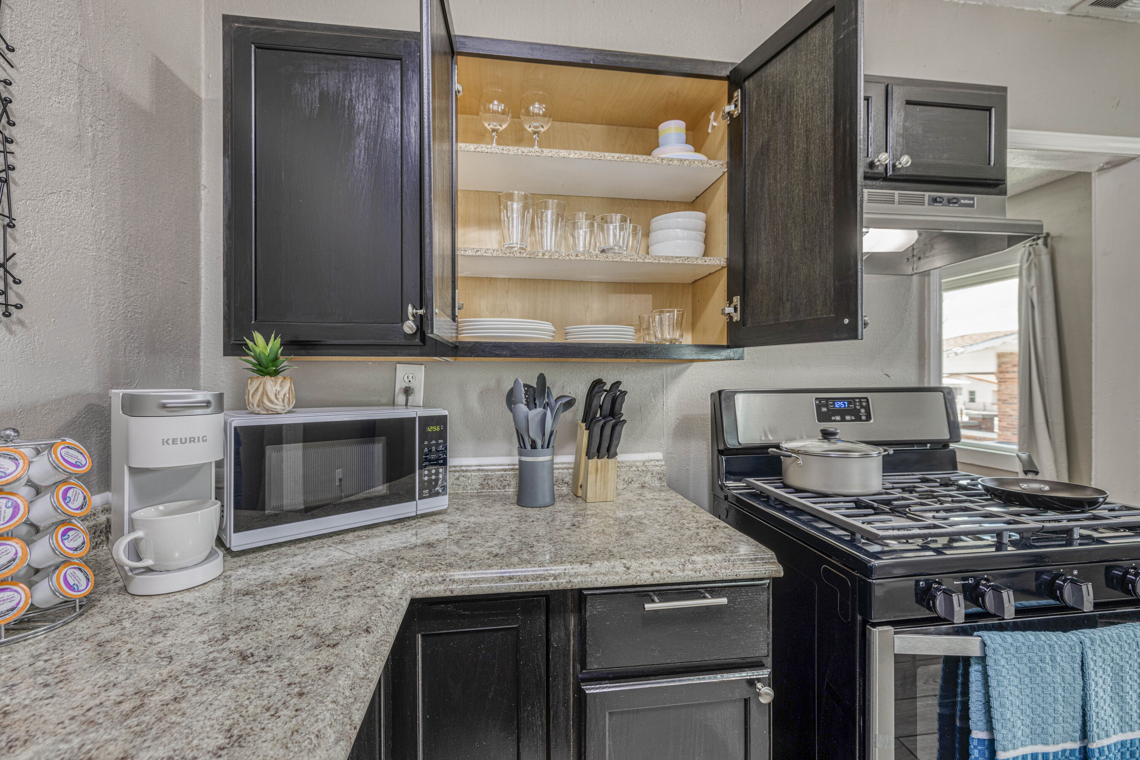 3 bedroom House/King beds/Front Porch/Up to 8 guests