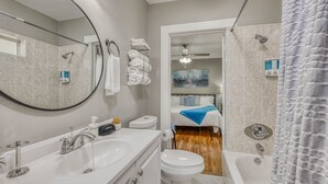 Un baño moderno con bañera, inodoro y lavabo.