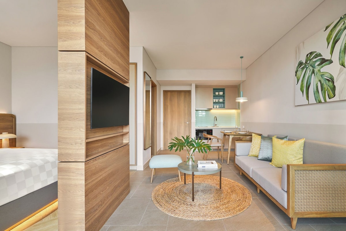 In-room safe, soundproofing, WiFi (free), bed sheets