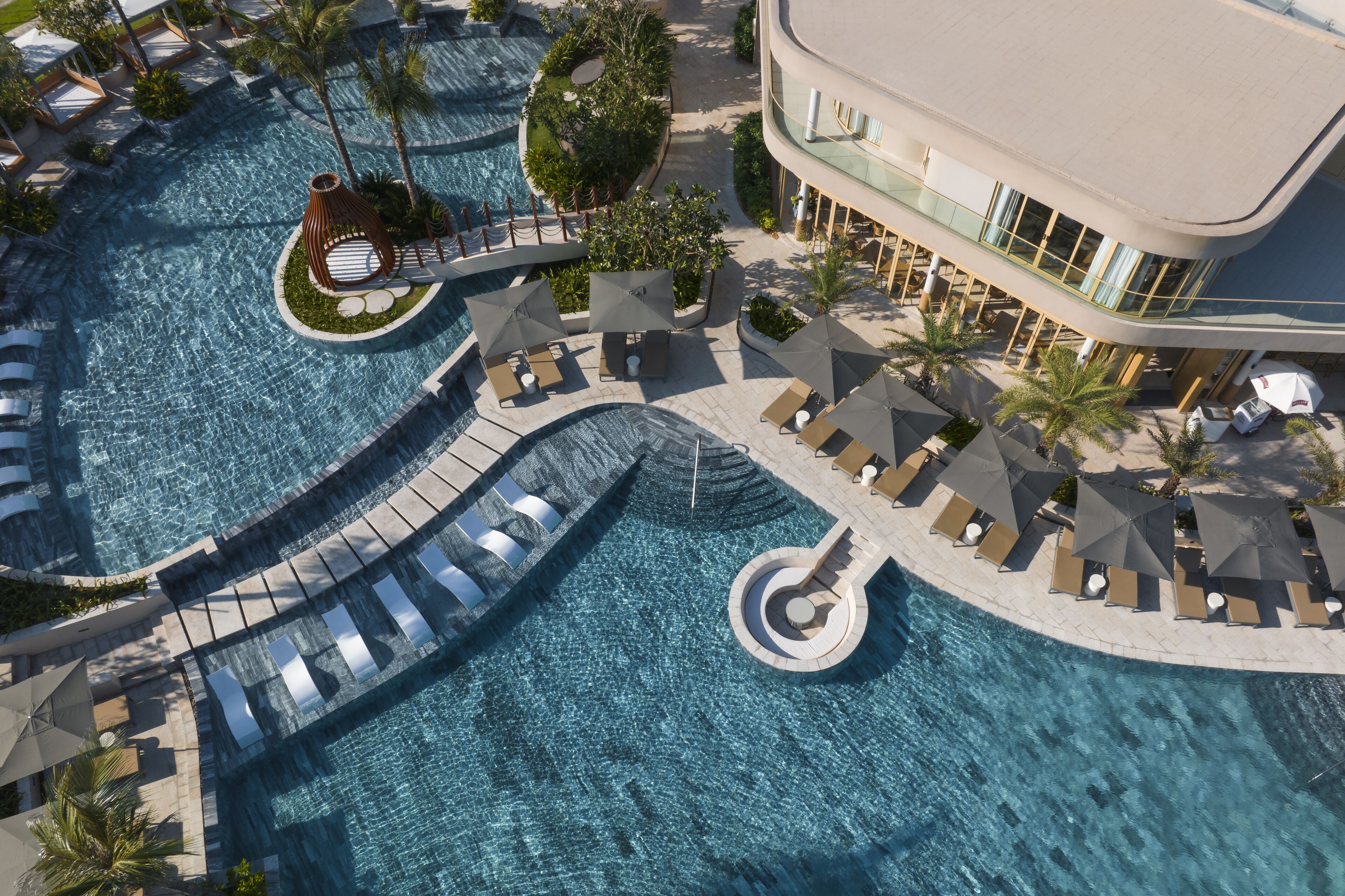 2 piscinas al aire libre, sombrillas, sillones reclinables de piscina