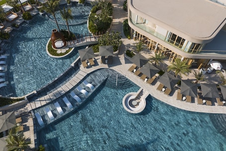 2 piscinas al aire libre, sombrillas, sillones reclinables de piscina