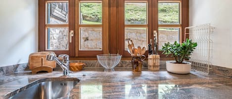 المنشأة من الداخل