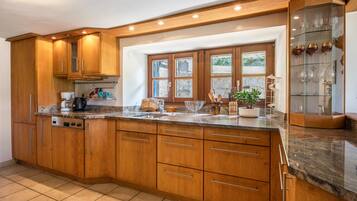 Réfrigérateur, four, plaque de cuisson, lave-vaisselle