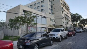 A multi-story building with a modern architectural design, featuring large windows and balconies. - Excelent apartment, near Downton and Zapopan (Zapopan)