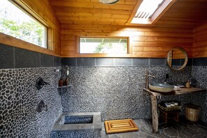 Familien-Ferienhaus | Badezimmer | Duschwanne, Komfortbadewanne, Handtücher