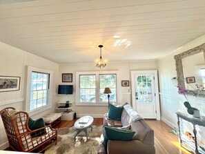 Småhus – classic, 2 soverom, ikke-røyk, havutsikt | Oppholdsområde | Leker