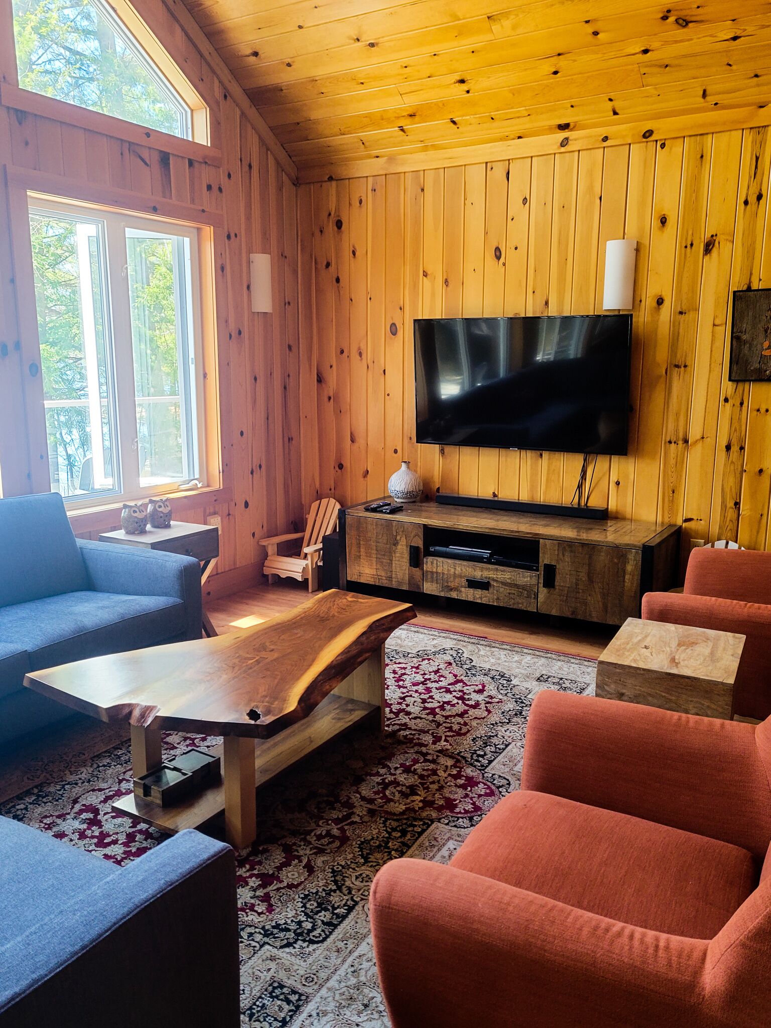 Moka Bay Family Cottage - Clean and Cozy Lakefront Property