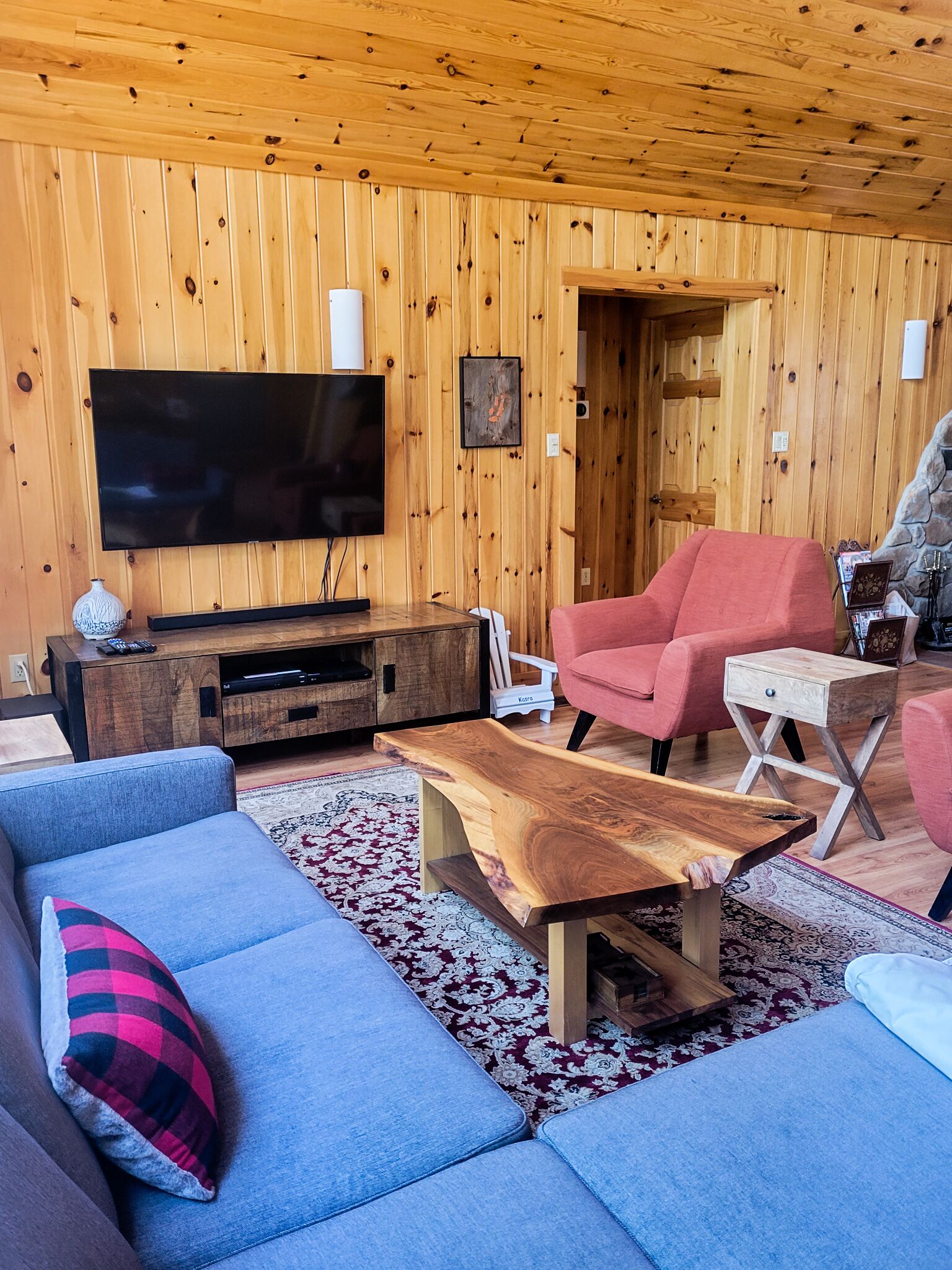 Moka Bay Family Cottage - Clean and Cozy Lakefront Property