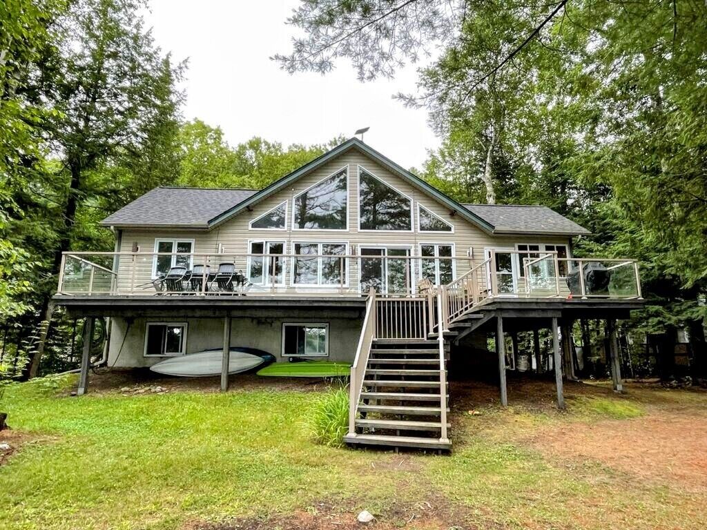 Moka Bay Family Cottage - Clean and Cozy Lakefront Property