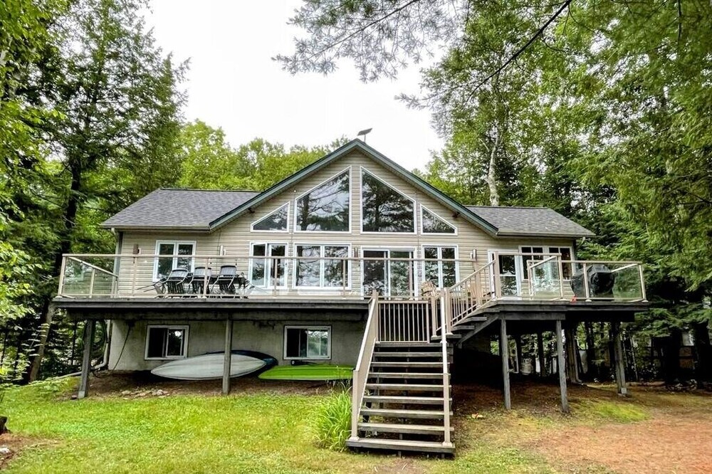 Moka Bay Family Cottage - Clean and Cozy Lakefront Property