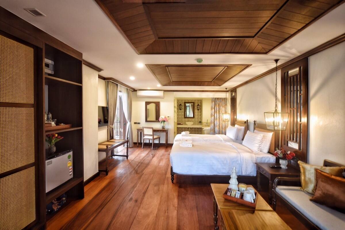 Une chambre d’hôtel avec un grand lit, un bureau, une chaise et une petite table avec un plateau.