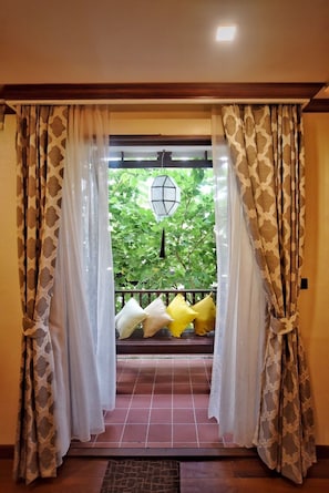 Signature Studio Suite, 1 King Bed | Balcony view