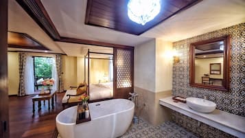 Suite monolocale Signature, 1 letto king | Bagno | Vasca e doccia separate, doccia idromassaggio, set di cortesia gratuito