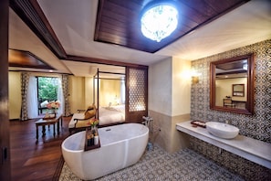 Signature Studio Suite, 1 King Bed | Bathroom | Separate bathtub and shower, hydromassage showerhead, free toiletries - De Manor Chiang Mai Hotel (Chiang Mai)