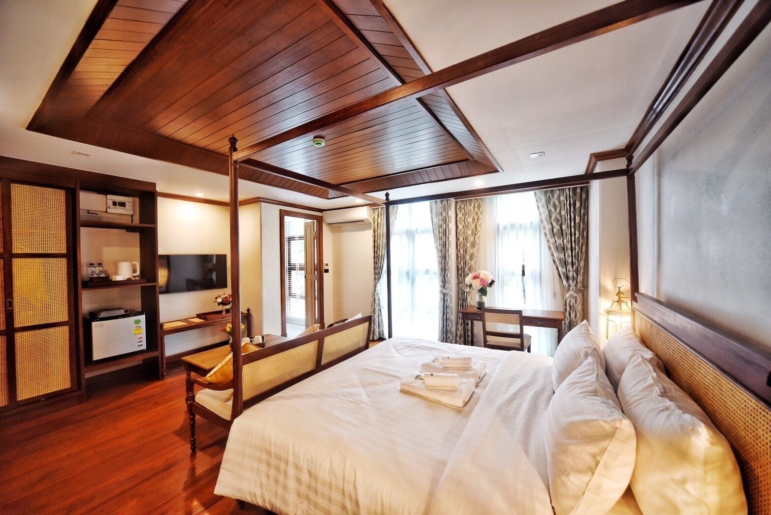 Habitación de hotel con una cama grande, un escritorio, un armario y vistas a la ciudad.