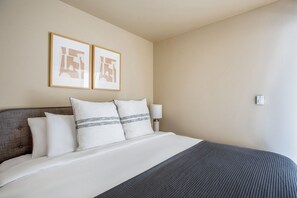 1 slaapkamer, een strijkplank/strijkijzer, wifi, beddengoed