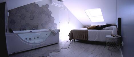 3 bedrooms, desk, iron/ironing board, internet