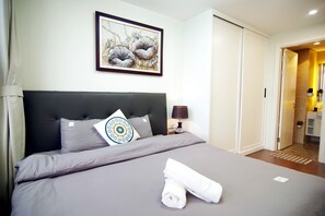 Premium bedding, down duvets, in-room safe, desk - Luxury Apartment Dcapital Tran Duy Hung (Hanoi)