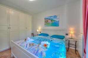 2 bedrooms, iron/ironing board, internet, bed sheets
