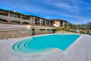 Pool - Borgo Belvedere-lake view & shared pool, Toscolano Maderno, Italy (Toscolano Maderno)