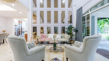 Luxury Bungalow | Ruang tamu | 60 inci sebuah televisyen pintar dengan digital, konsol permainan video
