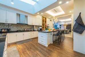 Bangalô superluxo | Cozinha privada | Geladeira, micro-ondas, fogão, cooktop