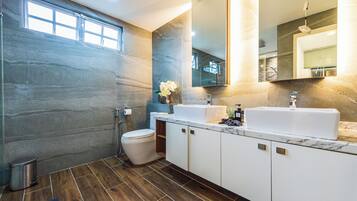 Bungalow Cao cấp | Phòng tắm | Bồn tắm và buồng tắm vòi sen riêng, vòi sen phun mưa