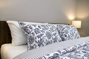 1 bedroom, desk, iron/ironing board, free WiFi - The Jade Place (Airdrie)