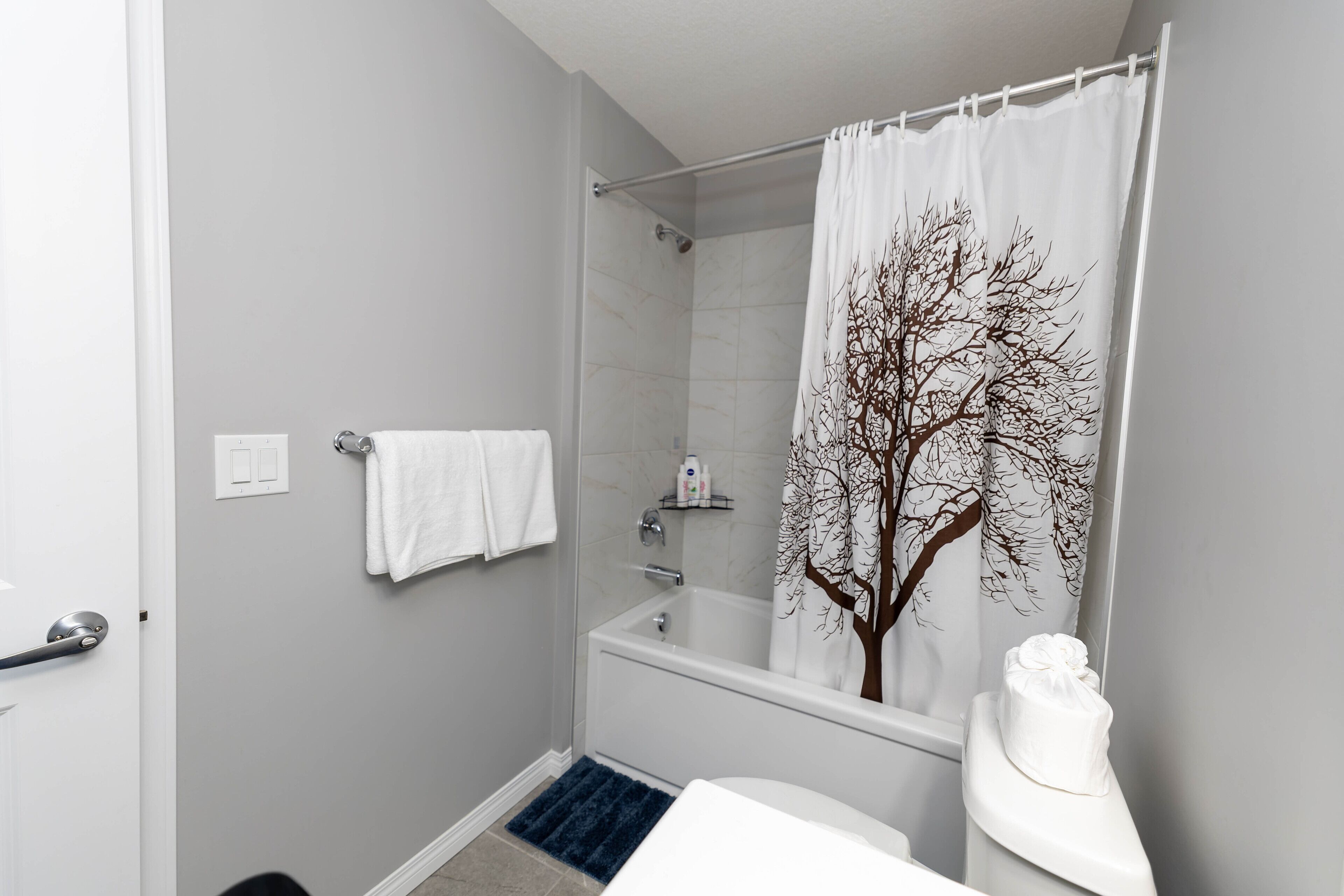 Un baño con ducha, bañera, inodoro y lavabo.