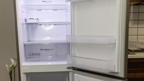 Ein weißer Kühlschrank mit mehreren Fächern, darunter ein Bereich mit 'Multi Air Flow' und eine 'Big Freezing Zone'.