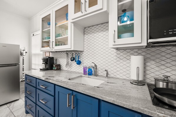 Réfrigérateur, micro-ondes, four, plaque de cuisson