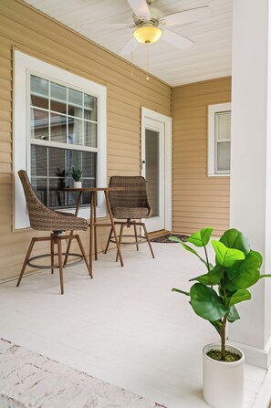 Outdoor dining - Luxury in the Park, King Beds, Washer & Dryer (Alexandria)