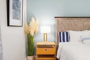 2 bedrooms, desk, iron/ironing board, free WiFi - Luxury in the Park, King Beds, Washer & Dryer (Alexandria)