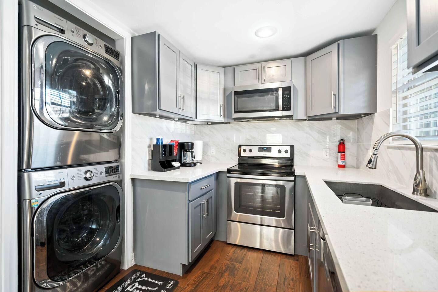 Een koelkast, een magnetron, een oven, een kookplaat