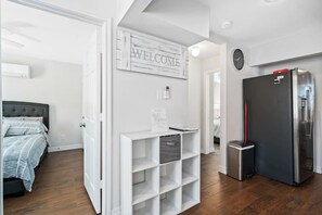 Tabla de planchar con plancha, wifi, ropa de cama