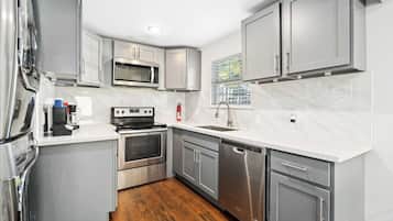 Frigorífico, microondas, horno y placa de cocina