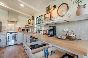 Køleskab, mikrobølgeovn, ovn, kogeplade