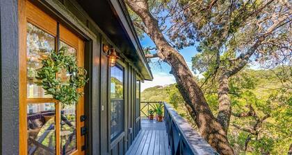 Romantic Retreat at Canyon Lake!
