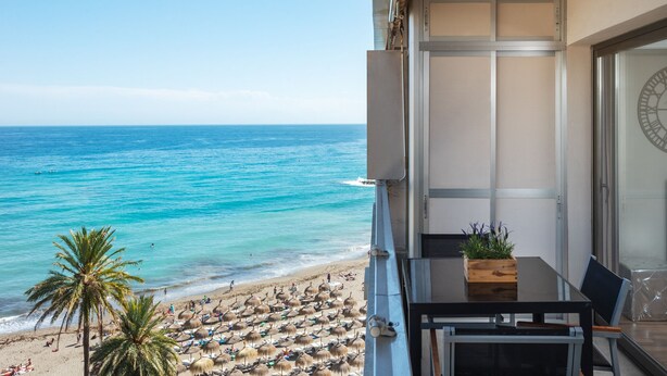 A balcony with a view of the beach and ocean. - Apartment with great sea views on the beach (Marbella)