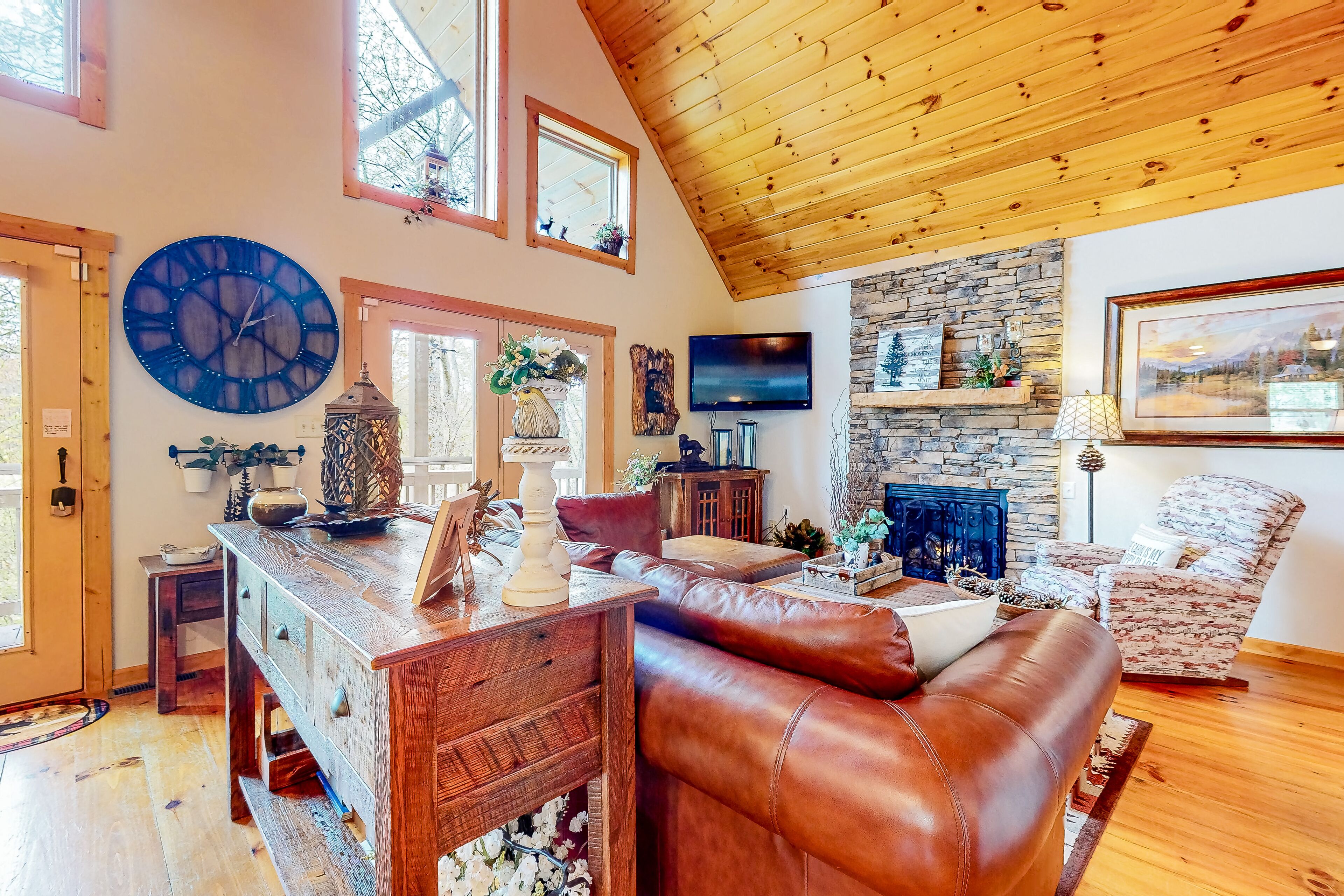 Private retreat amongst the trees with a deck, firepit, grill, AC, and W/D