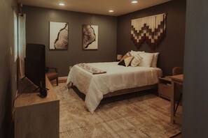 4 عدّة غرف نوم ومكتب ومكواة/لوح كي وسرير سفر