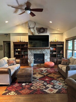 Smart TV, chimenea, libros y estéreo