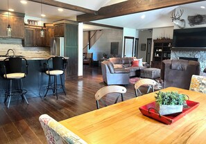 Smart TV, chimenea, libros y estéreo