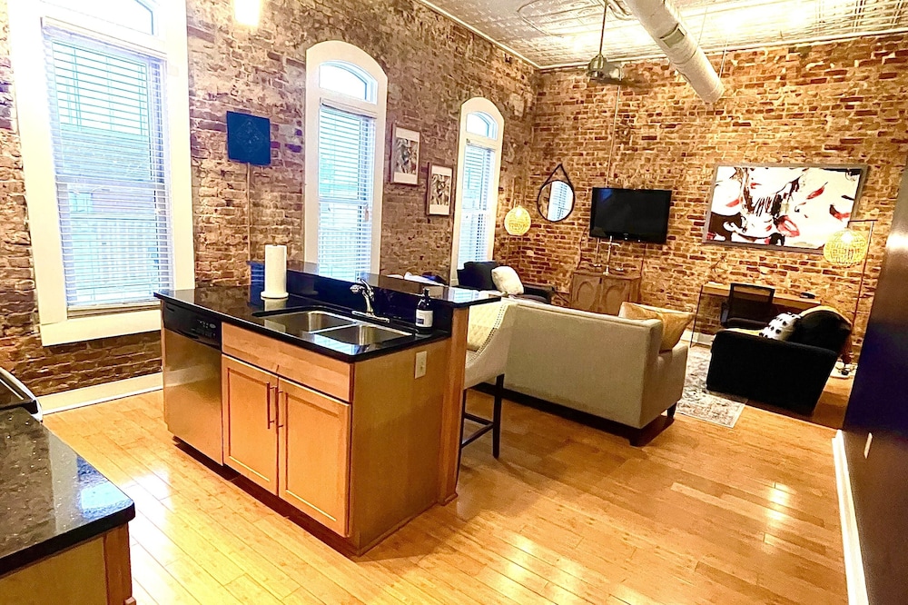 Luxury Downtown JB Condo-Designated Parking!