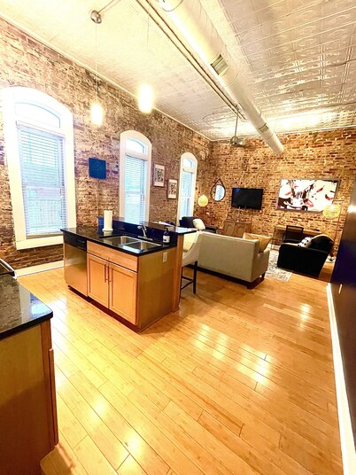 Luxury Downtown JB Condo-Designated Parking!